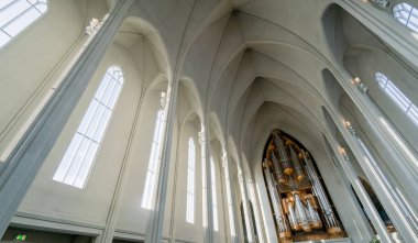 Kilise tavan ve organ borular tonozlu