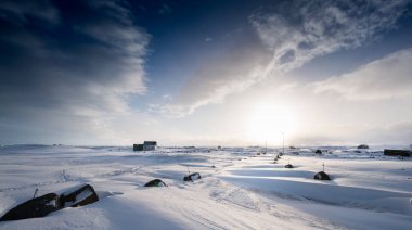 Karla kaplı binaların yüksek açılı görünüş