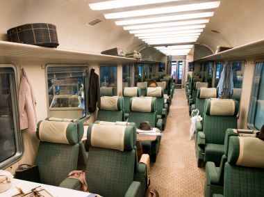 Tren vagonu yastıkları ile boş yeşil sandalye