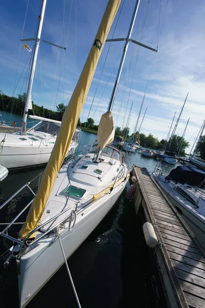 Stationäres Segelboot neben Pier — Stockfoto