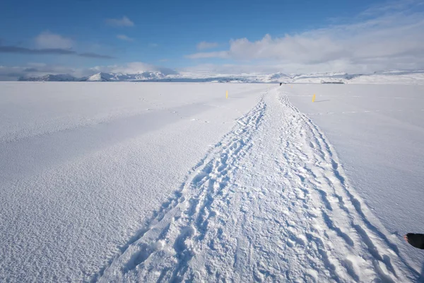 Vandringsleder i djup snö täckta landskap — Stockfoto