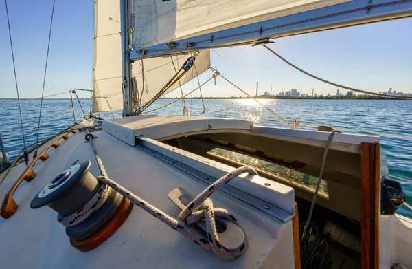 Velero en el mar con vista al horizonte — Foto de Stock