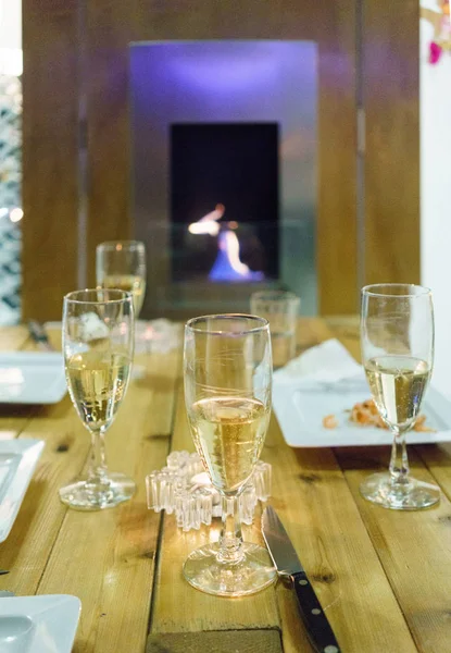 シャンパン グラスを持つテーブルの場所の設定 — ストック写真