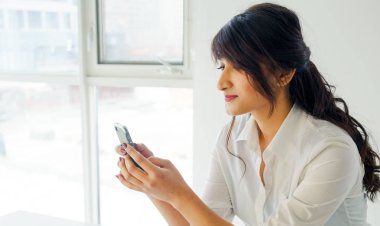 Cep telefonu kullanan genç kadın. 