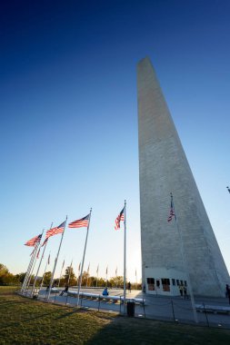 Washington Anıtı açık mavi gökyüzü karşı