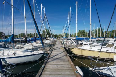 Sabit yelkenli tekne iskelesi yanında