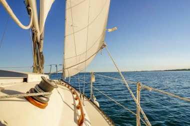 Yelkenli üzerinden denize görüntülemek