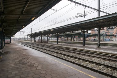 Tren istasyonu platformu ve tren parça