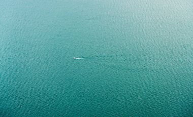 Teknesi ile deniz manzarası havadan görünümü 