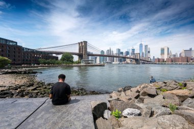 Brooklyn Köprüsü mesafe ile oturan adam