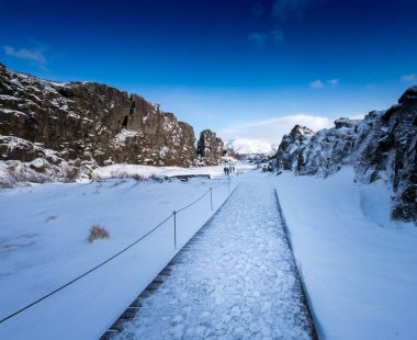 Küçük bir grup insan karda yürüme yolu kapalı 
