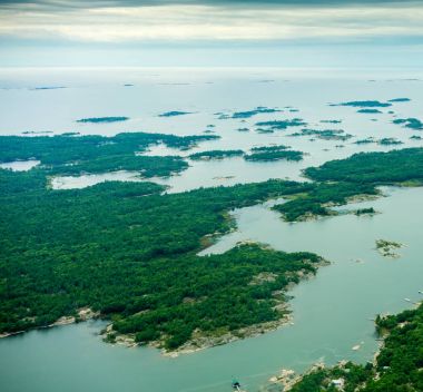 ağaçlar ve offshore kayalar sahil şeridine