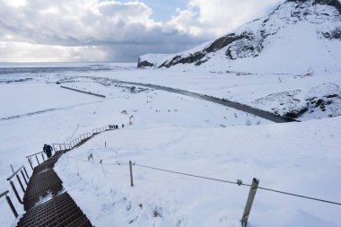 Yatay derin karda kişi artan adımları ele