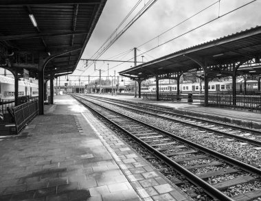 Boş tren istasyonu platformu ile tren parça