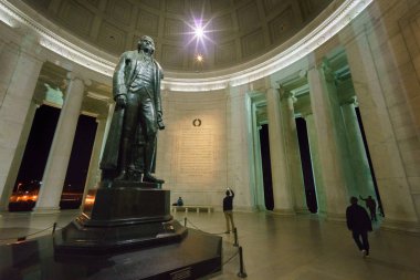 Thomas Jefferson Memorial düşük açılı görünüş