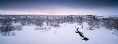 Yatay derin kar kaplı