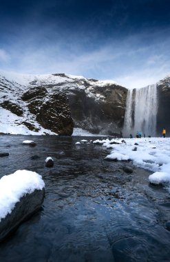 Kar ile ilgilenen turist manzara kaplı