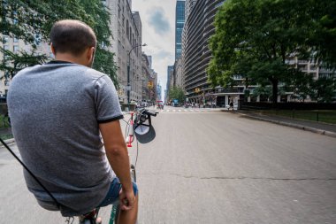 New York'ta boş sokak bisiklet üzerinde bir adam arkadan görünüş