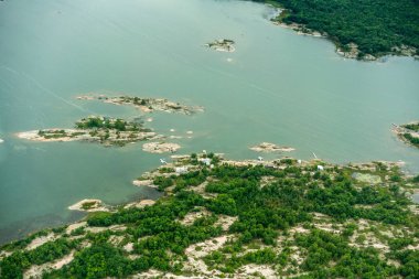 ağaçlar ve offshore kayalar sahil şeridine