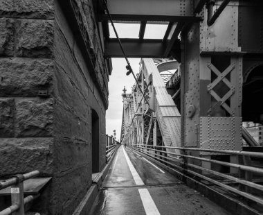 Siyah ve beyaz Queensboro Köprüsü vurdu
