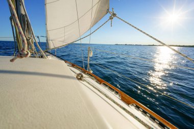 Ufuk denizde yelkenli isteyen