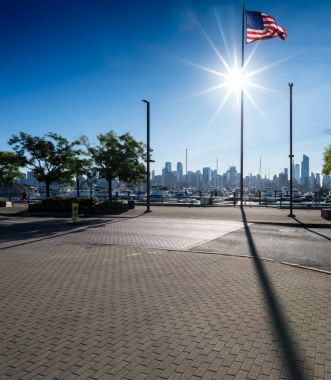 New York city doğru bizimle güneş ışığında bayrağı göster