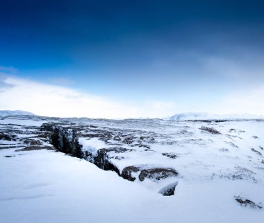 Kaya oluşumları derin kar kaplı 