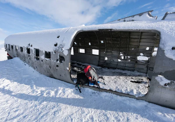 Mochilas por avión naufragio en el paisaje cubierto de nieve —  Fotos de Stock