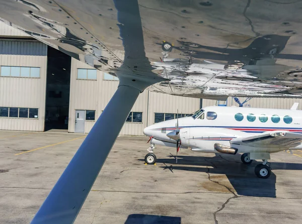 Bir uçak altında hafif uçak — Stok fotoğraf