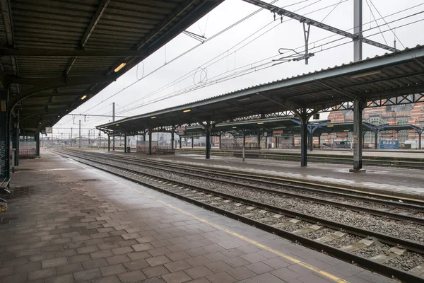 Plataforma de estação ferroviária e trilhos de trem — Fotografia de Stock