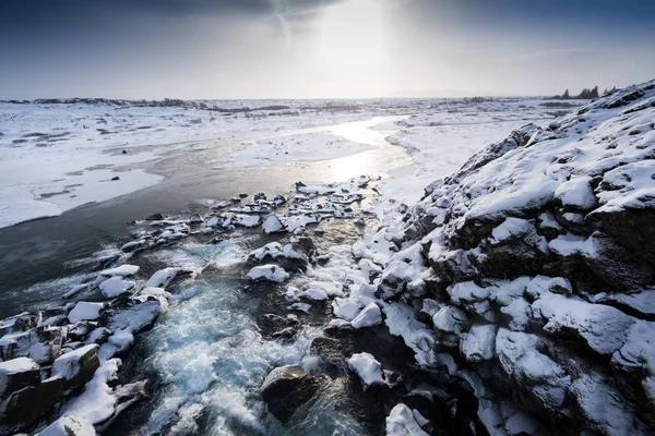 Formações rochosas, córrego congelado e neve paisagem coberta — Fotografia de Stock