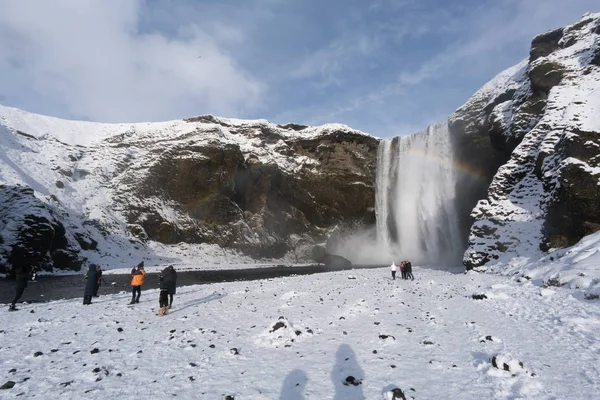 Turister som tittar på snö täckta landskap — Stockfoto