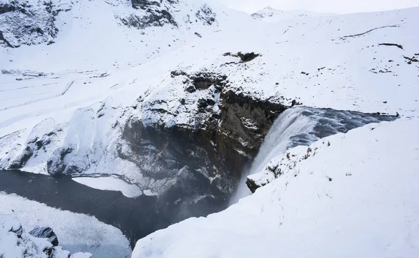 Djupa snötäckta landskap och vattenfall — Stockfoto
