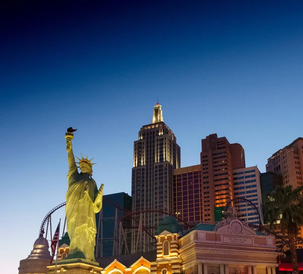 Statue of Liberty replica and skyscrapers — Stock Photo, Image