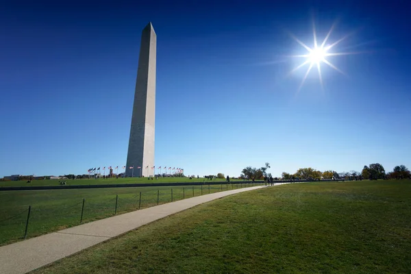 Vista à distância do obelisco de Washington cercado de bandeiras — Fotografia de Stock