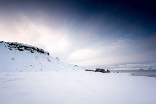 Horizontal, paisaje cubierto de nieve panorámica —  Fotos de Stock
