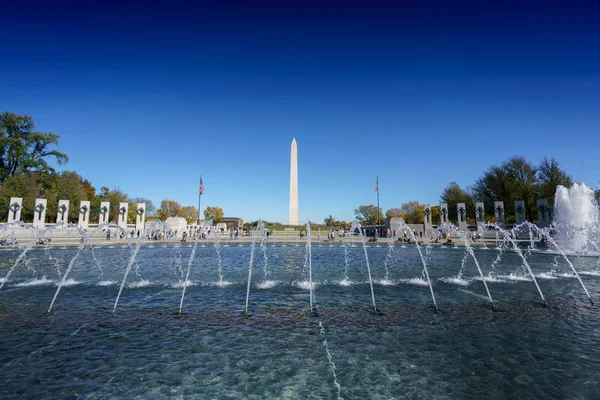Вода в общественном пространстве фонтаны снова голубое небо — стоковое фото