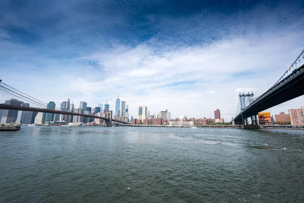 View towards city skyline with Manhattan Bridge — Stock Photo, Image