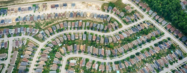 Вид с воздуха на дома в жилых пригородах — стоковое фото