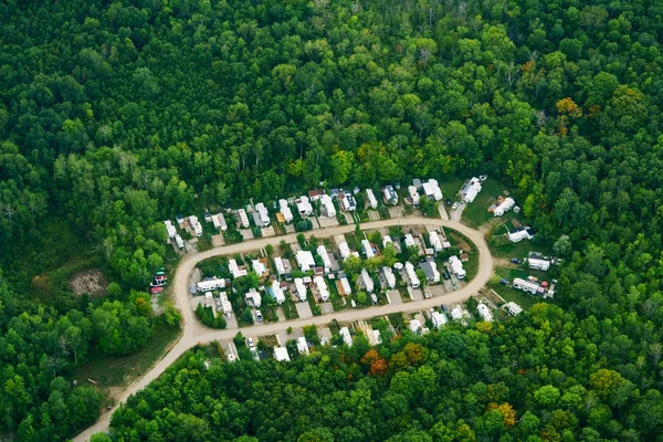 Vue aérienne du camping au milieu de la forêt — Photo