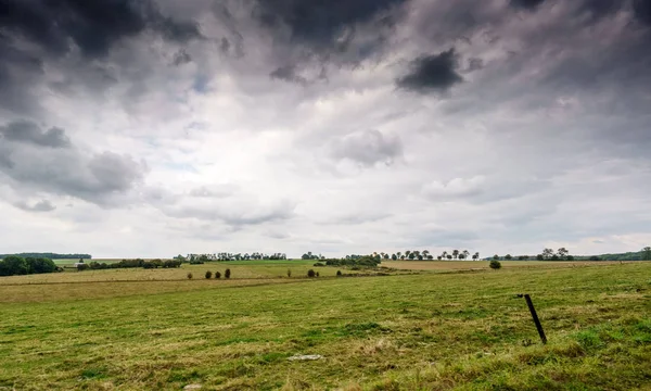 Rozrzedzony wiejski zielony pole wsi — Zdjęcie stockowe
