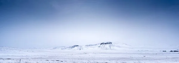 Trostlose Schneelandschaft, Straße und stürmischer Himmel — Stockfoto