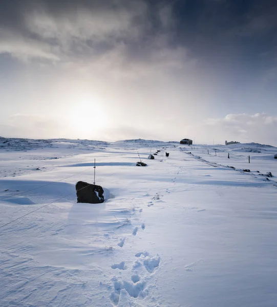Μεγάλη γωνία προβολής, σε απόσταση, κτήριο στο χιόνι coverd τοπίο, — Φωτογραφία Αρχείου