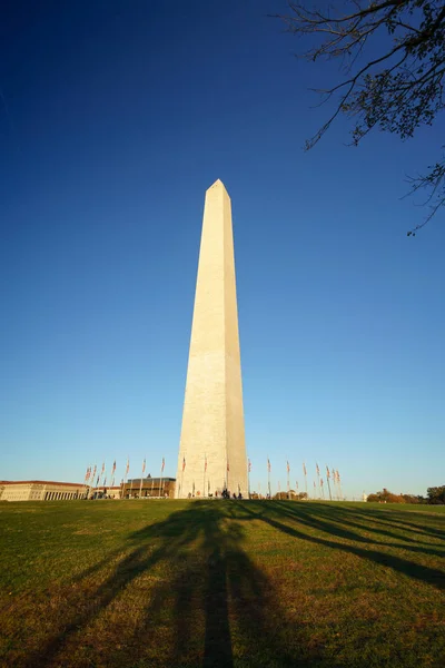 华盛顿纪念碑反对清澈的蓝天 — 图库照片