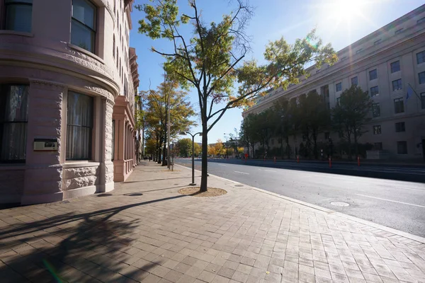 Straßenszene mit der Hausecke im Sonnenlicht — Stockfoto