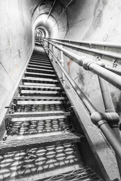 Kroki wewnątrz pusty przemysłowych betonowych tunelu — Zdjęcie stockowe