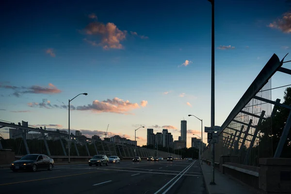 Voitures conduisant à travers le pont au crépuscule skylikne — Photo