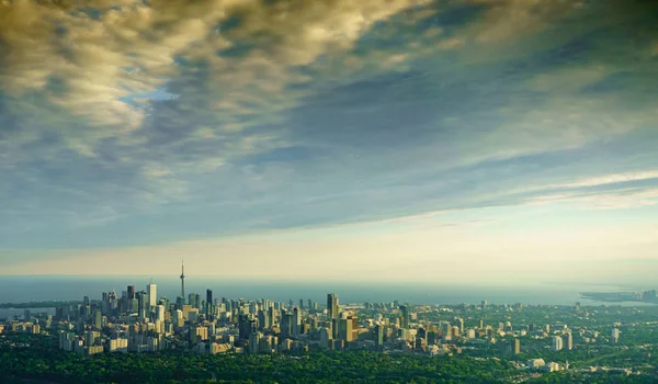 Vista elevada de edifícios e paisagens altas — Fotografia de Stock