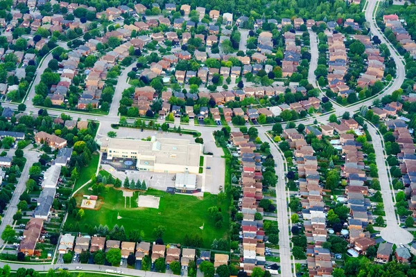 Вид с воздуха на дома в жилом пригороде — стоковое фото