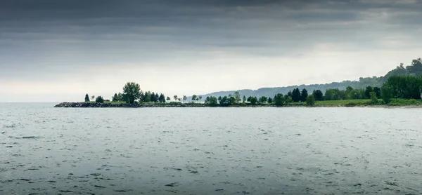 Panoramik deniz manzarası ağaçları ile — Stok fotoğraf